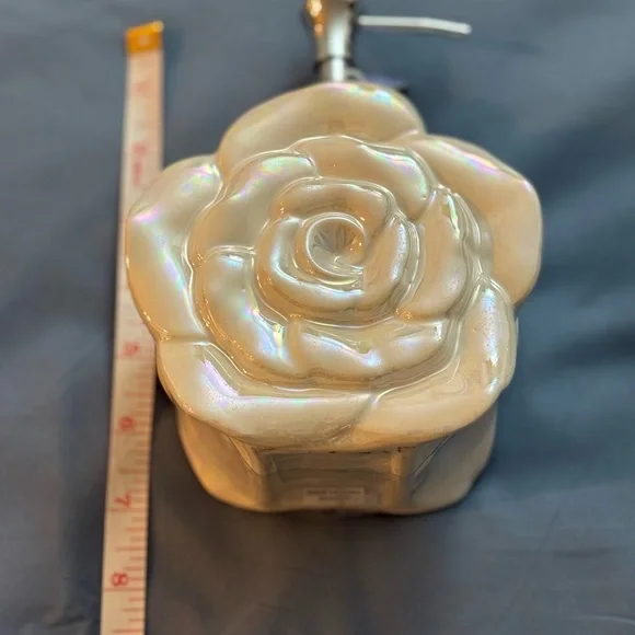 1 ENVOGUE Pearl Ceramic Rose Soap Dispenser — HomeGoods - Picture 7 of 8